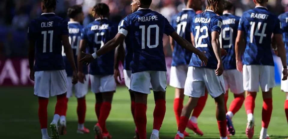 French team walking together on the pitch