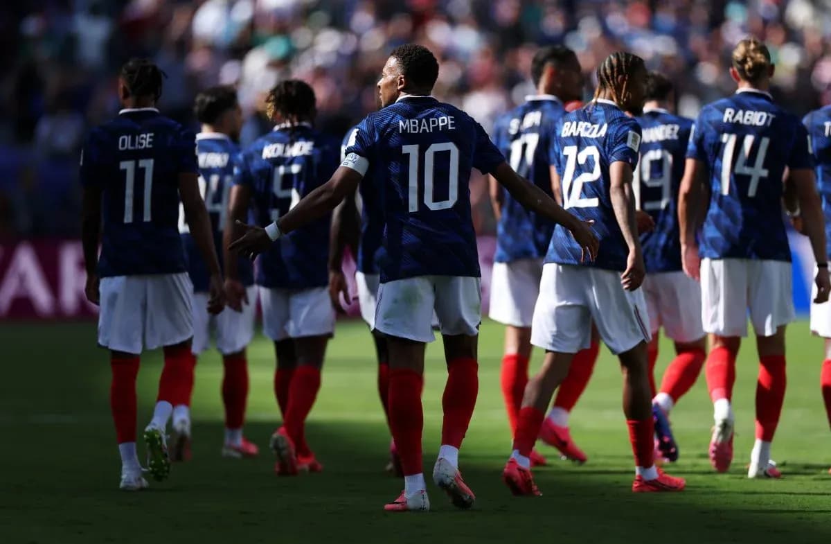 French team walking together on the pitch