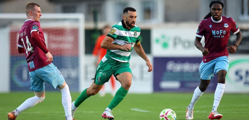 Shamrock Rovers player dribbling the ball