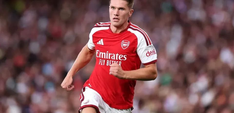 Player sprinting during an Arsenal match