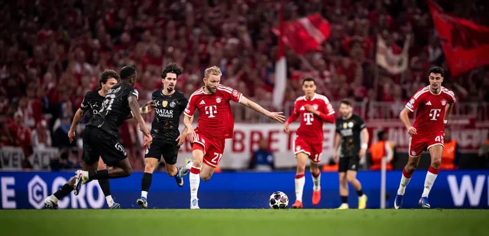 Bayern München players attacking during UEFA match