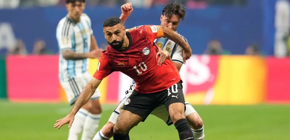 Egyptian player challenged by Argentine opponent during match
