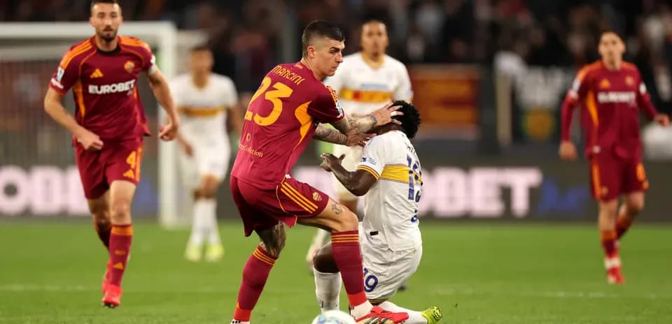 Player challenging for the ball during Lecce vs AS Roma