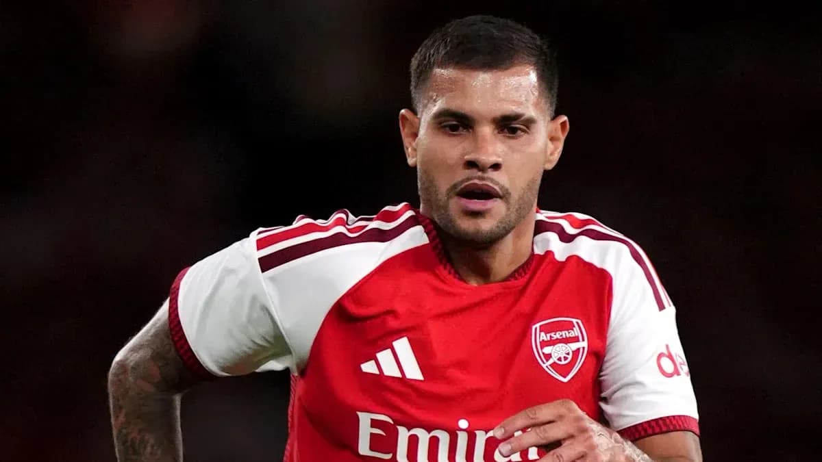 Player in Arsenal kit running on the field
