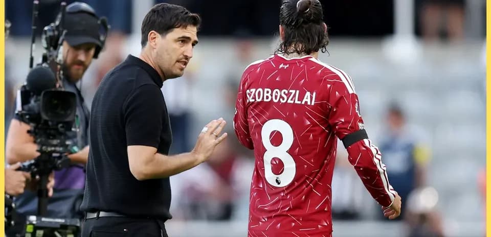Manager speaking to player Szoboszlai on pitch