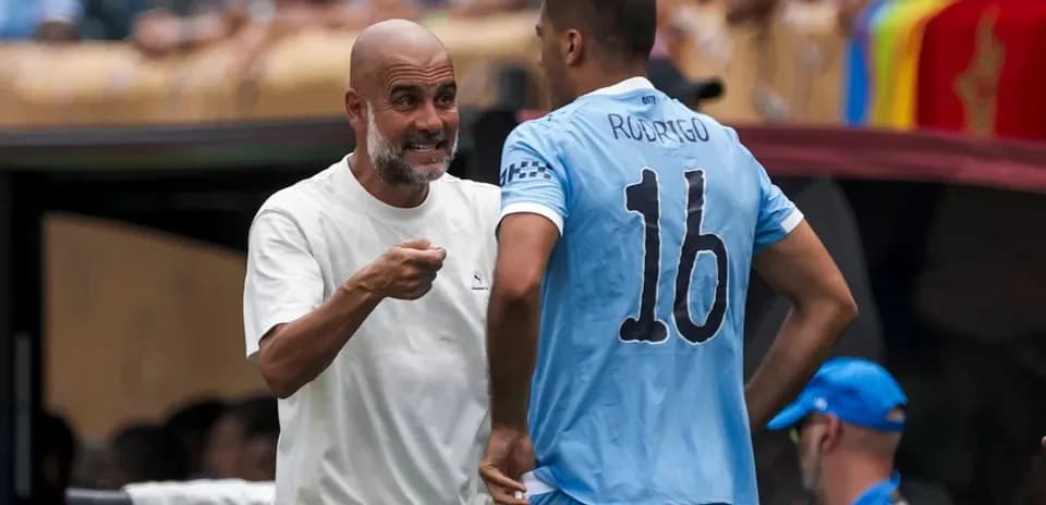 Coach discussing strategy with player Rodrigo on sidelines