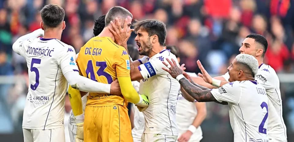 Fiorentina players celebrating with goalkeeper De Gea