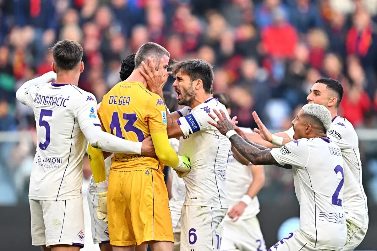 Fiorentina players celebrating with goalkeeper De Gea