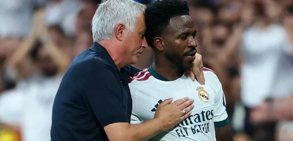 Manager speaking to player during match moment