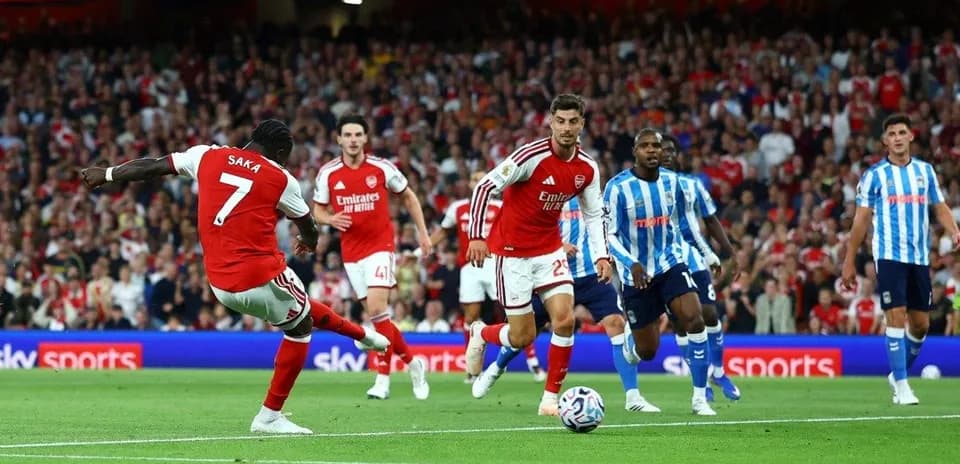 Saka preparing to kick the ball during match