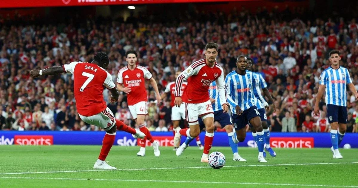 Saka preparing to kick the ball during match