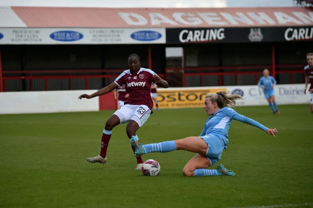 West Ham and Manchester City players contesting for the ball