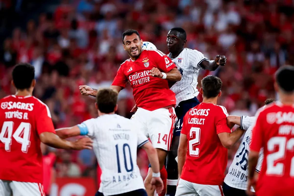 Players competing for the ball during Benfica match
