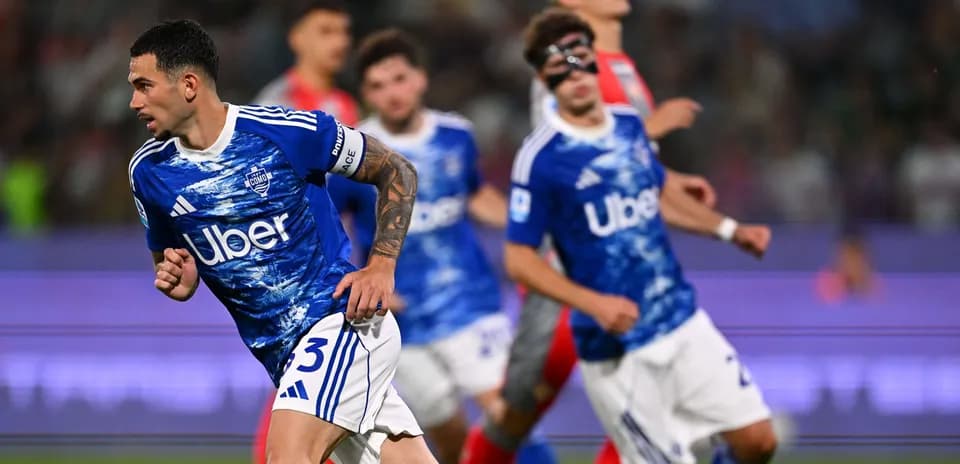 Como player celebrating during Serie A match