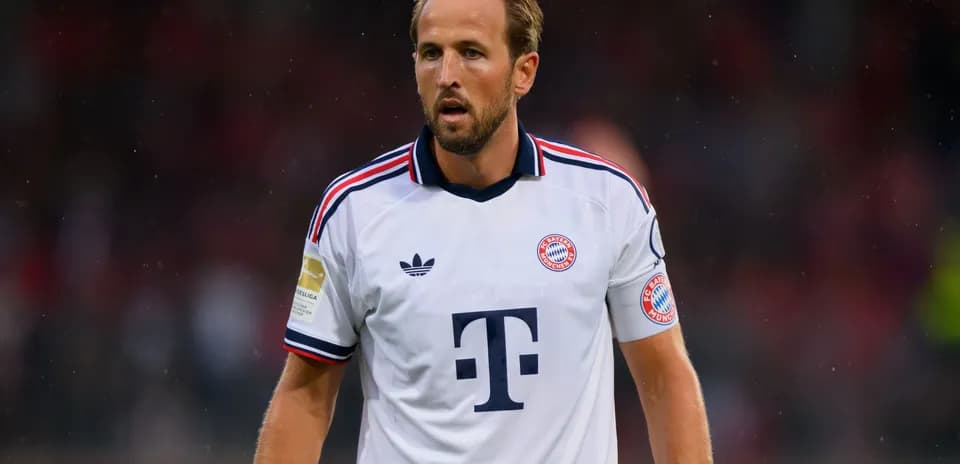 Player wearing Bayern Munich jersey on field
