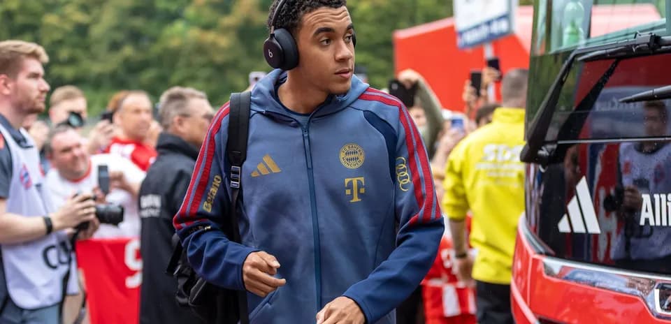 Player arriving at stadium with headphones on