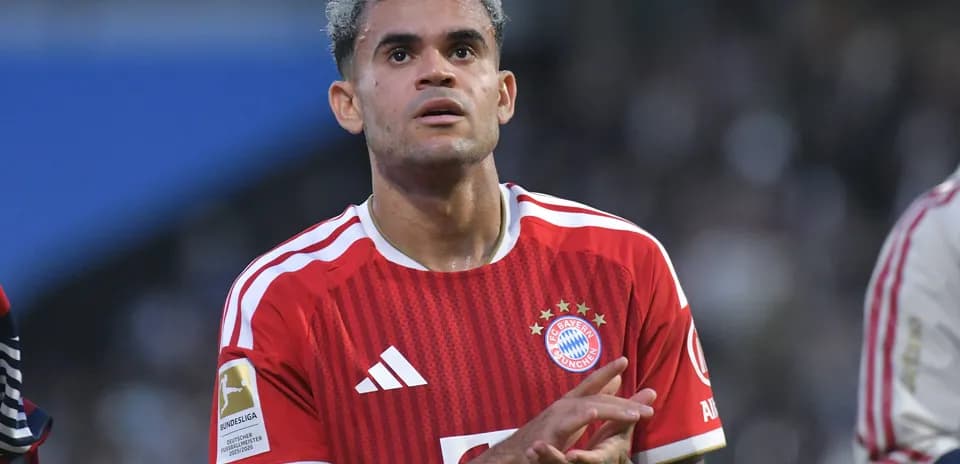 Player in Bayern Munich jersey applauding fans