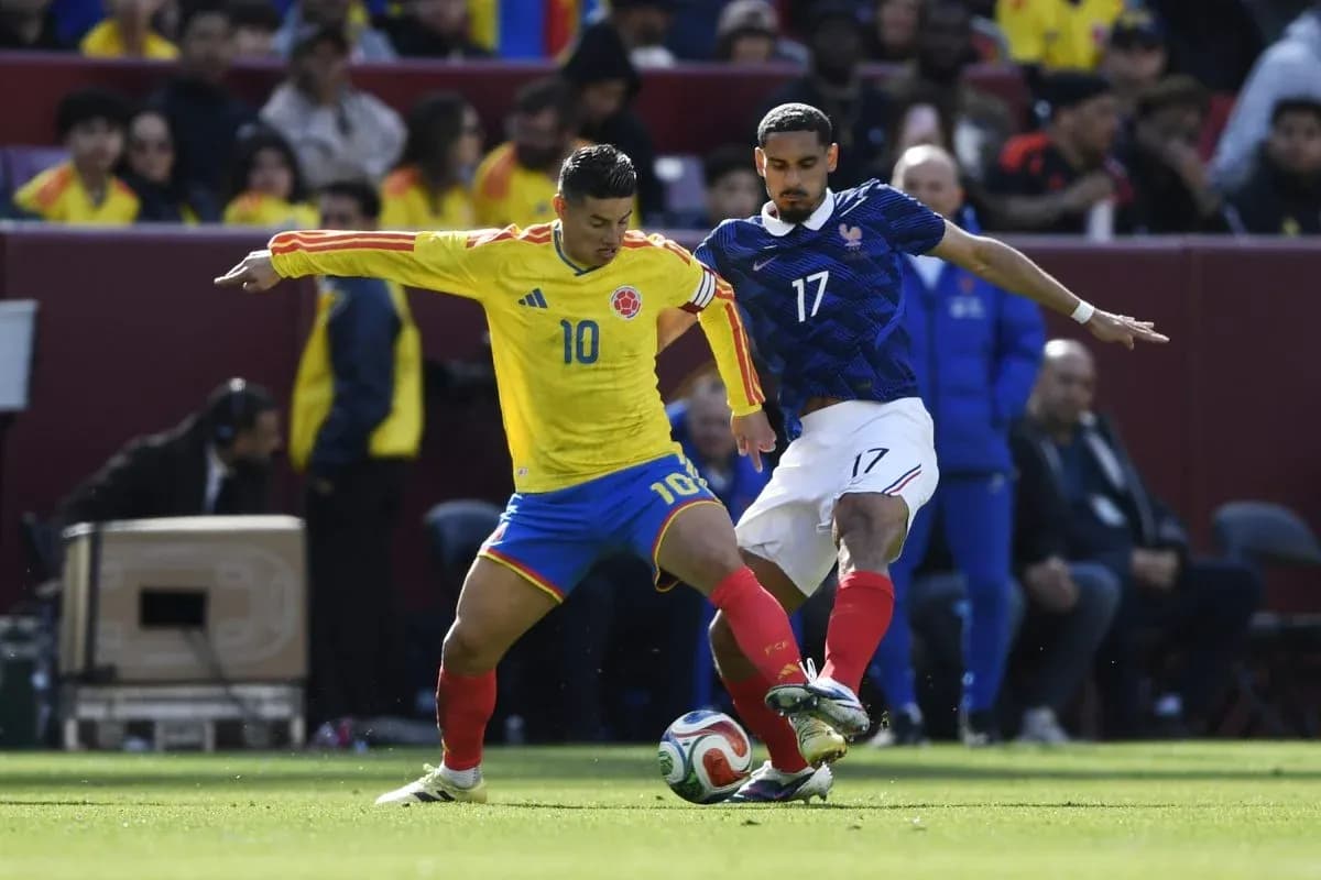 Colombian and French players contesting for the ball