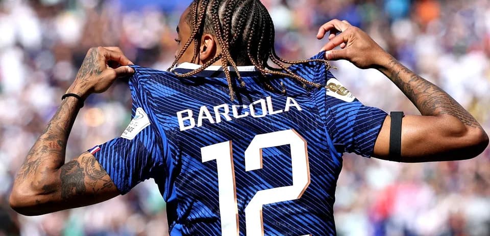 Player revealing jersey with name Barcola and number 12