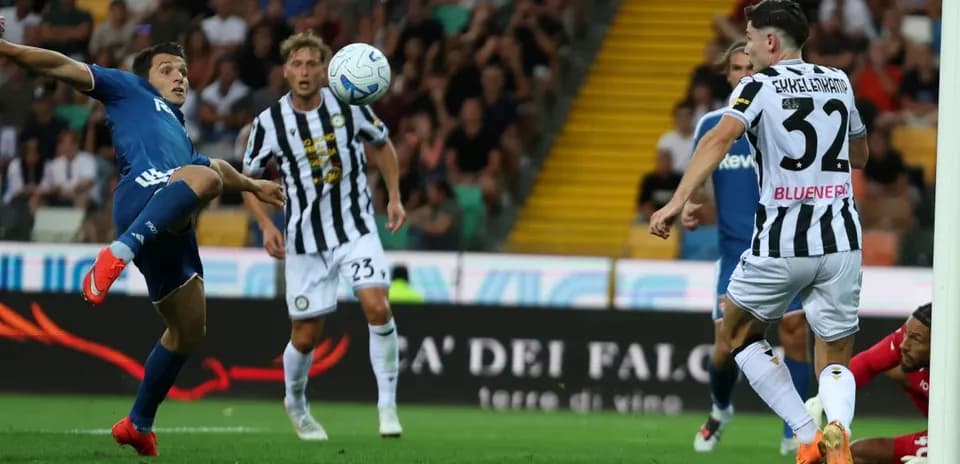 Udinese player attempting to score against Como