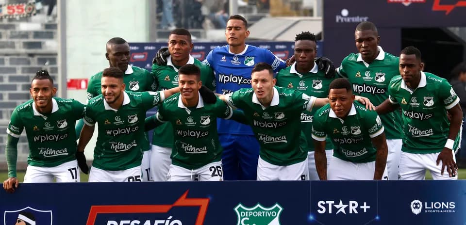 Deportivo Cali team posing for a group photo