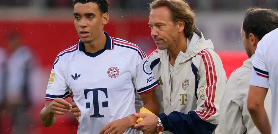 Bayern Munich player receiving instructions from coach