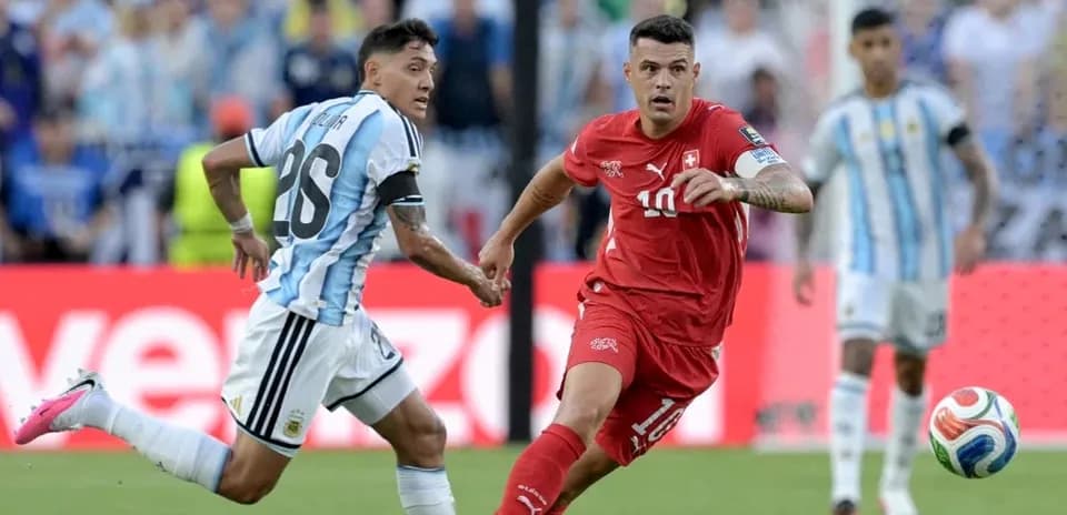 Argentinian and Swiss players competing for the ball