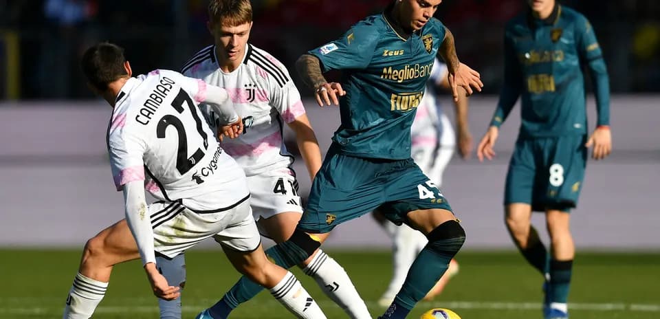 Frosinone player dribbling past Juventus defenders