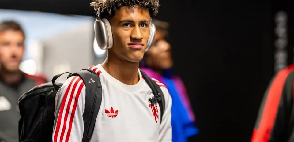 Player arriving with headphones before match