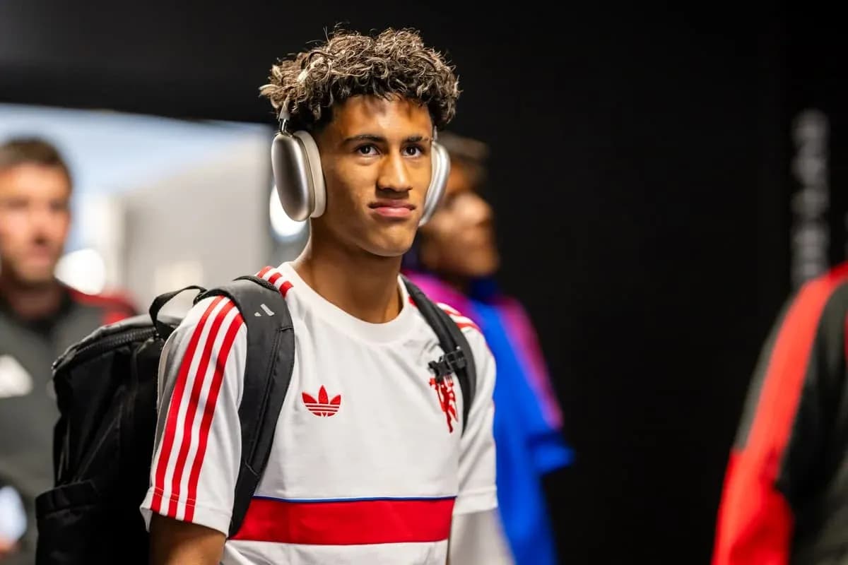 Player arriving with headphones before match