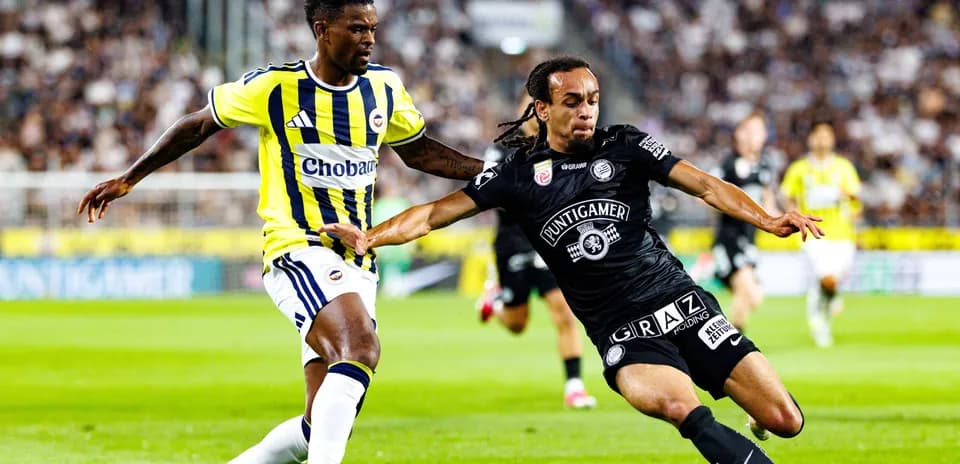 Players competing during Sturm Graz vs Fenerbahçe match