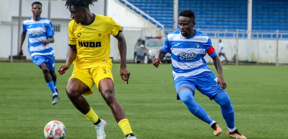 Kano Pillars player dribbling past Enyimba opponent