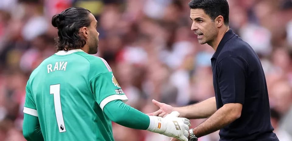 Goalkeeper Raya discussing strategy with manager Arteta