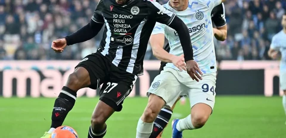 Player from Udinese dribbling against Inter defender