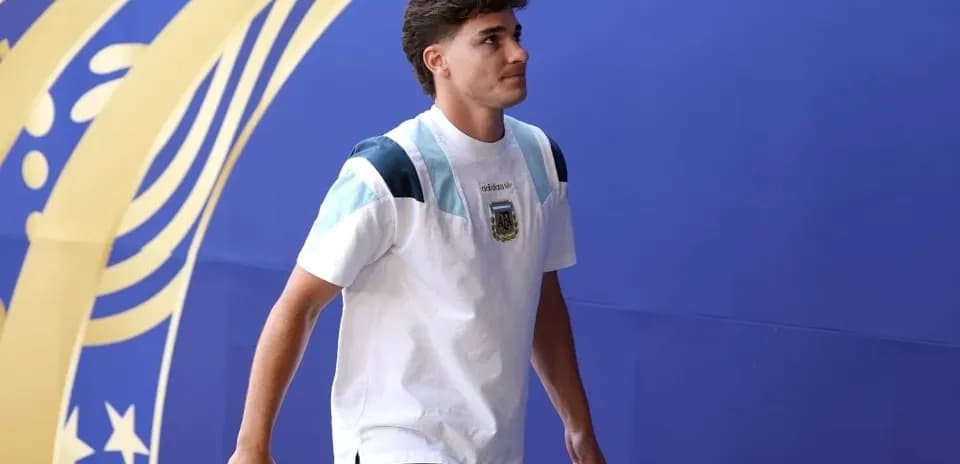 Player walking towards venue entrance in team attire
