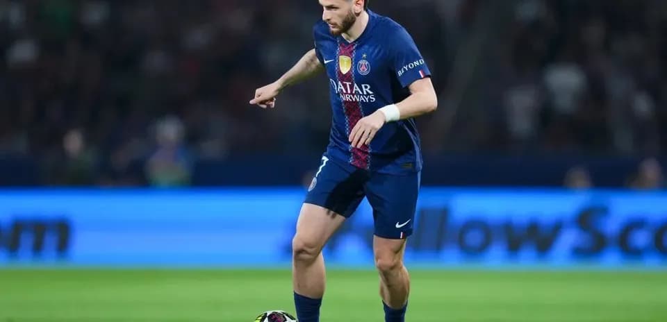 Player dribbling ball during PSG match