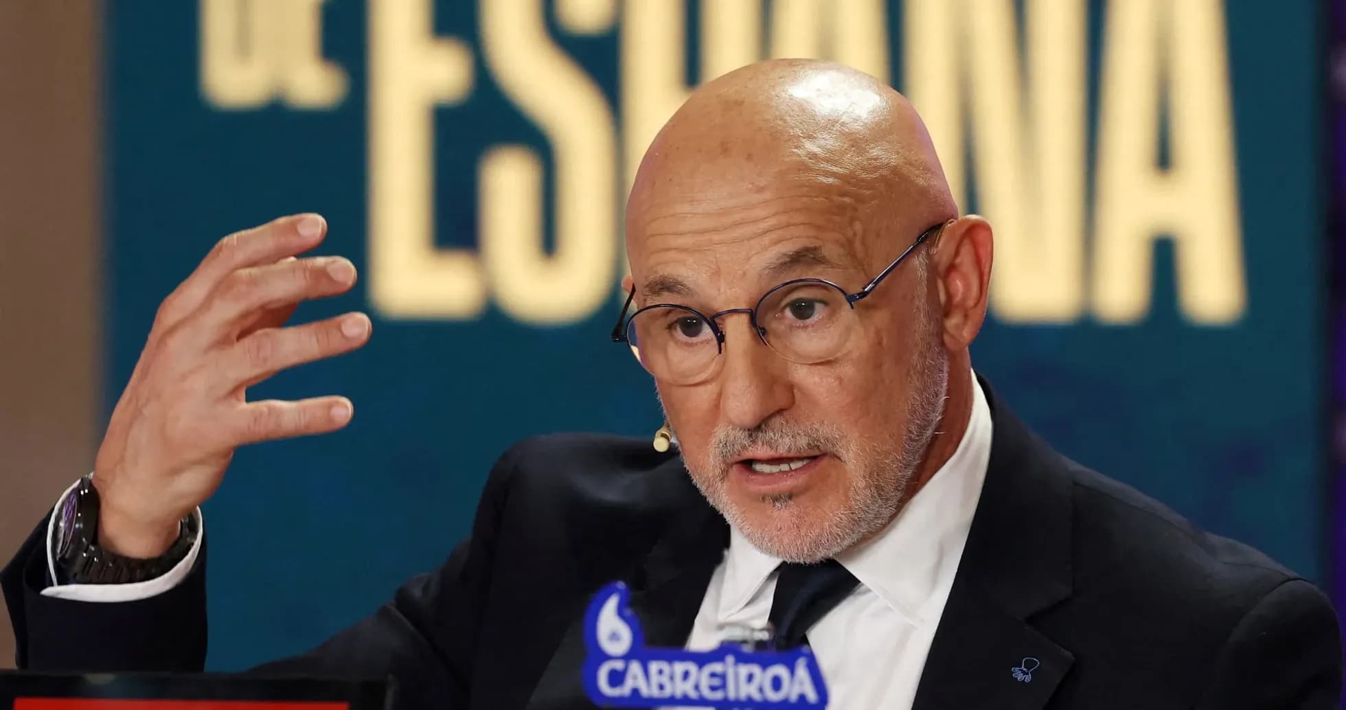 Speaker gesturing during a press conference event
