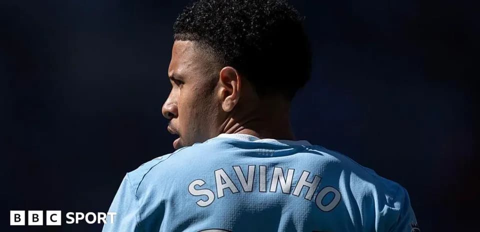 Player wearing jersey with 'SAVINHO' on back