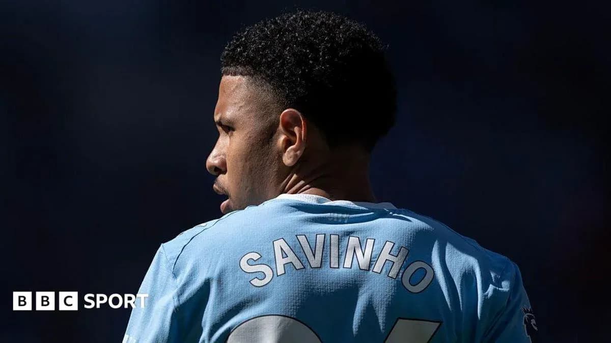 Player wearing jersey with 'SAVINHO' on back