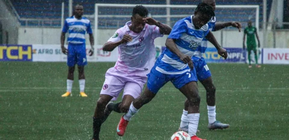 Players competing in Enyimba vs Inter Lagos match