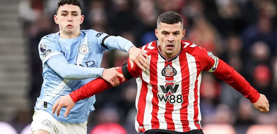 Player challenge during Manchester City vs Sunderland match