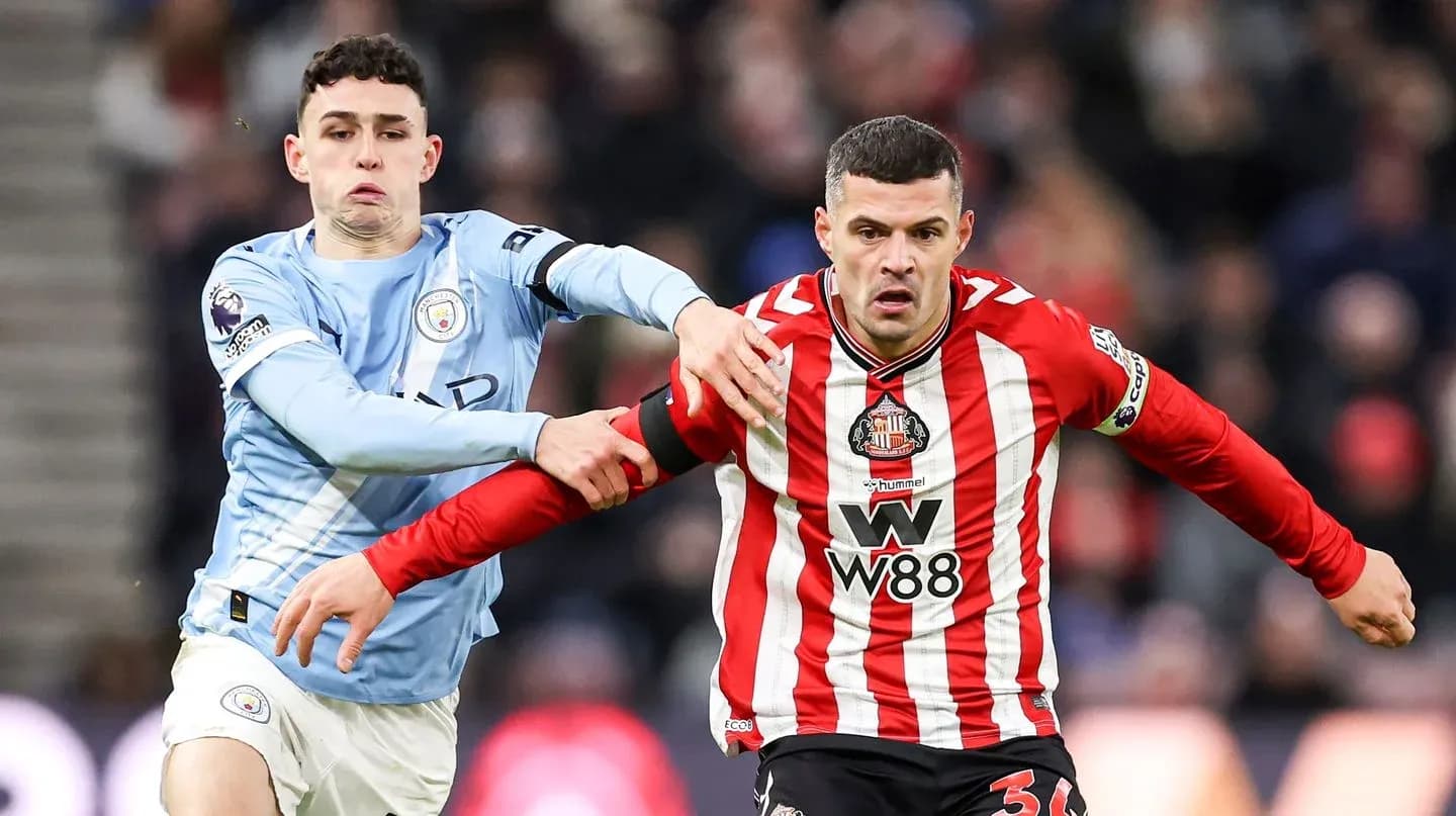 Player challenge during Manchester City vs Sunderland match
