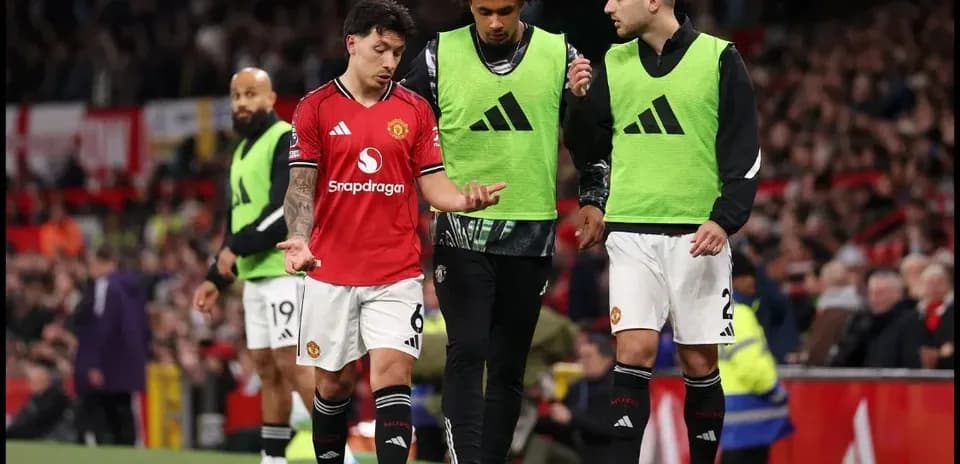 Manchester United players discussing during match substitution