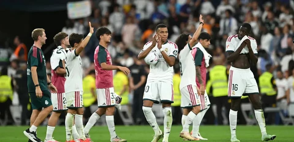 Real Madrid players acknowledging fans after match