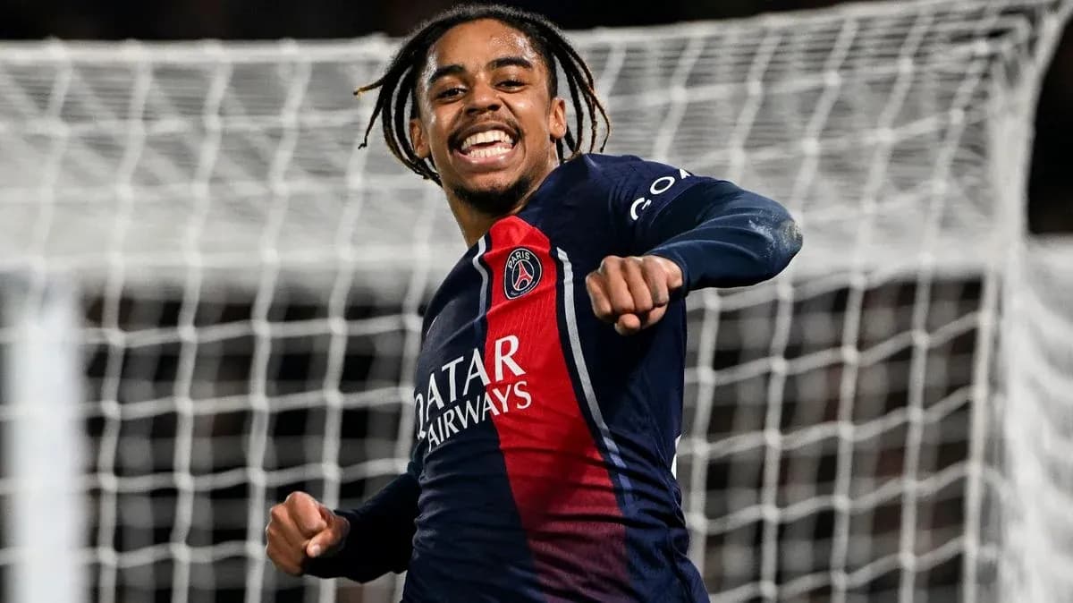 Player celebrating a goal for Paris Saint-Germain