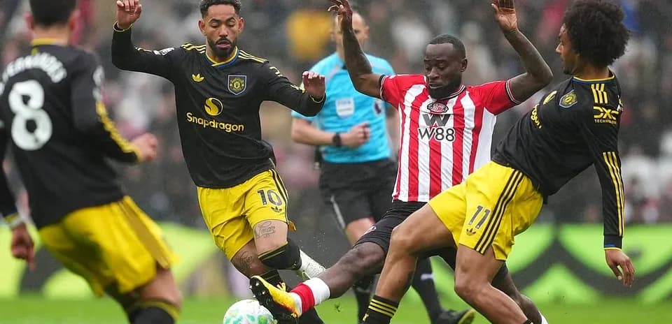 Players contesting for the ball during match