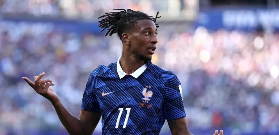 Player gesturing during match for France team