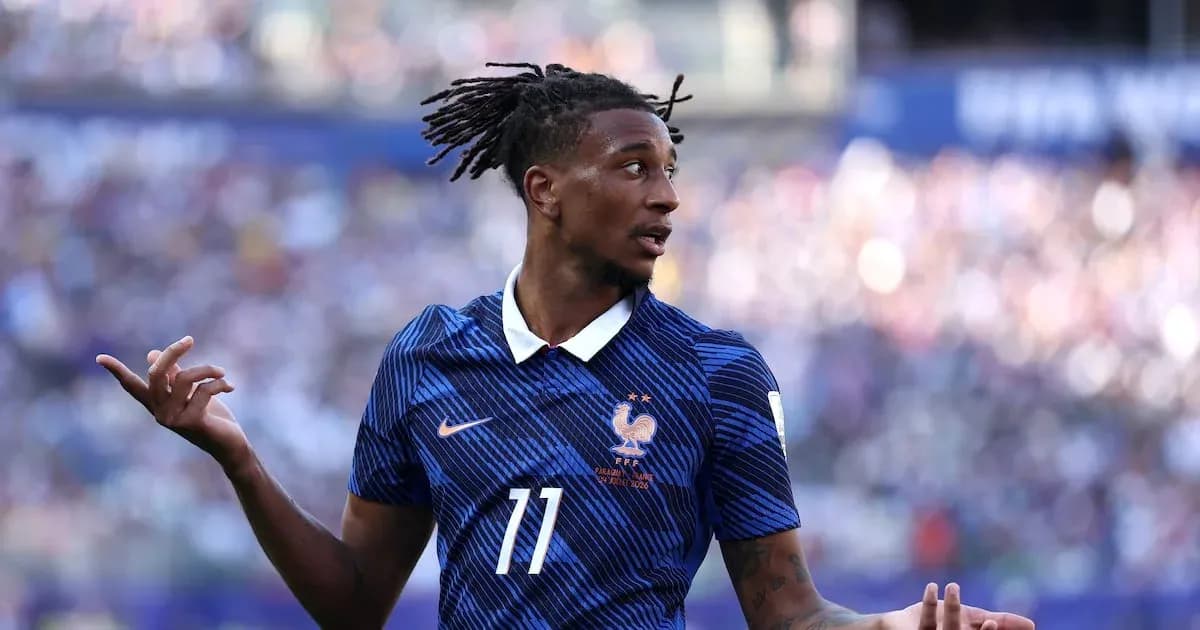 Player gesturing during match for France team