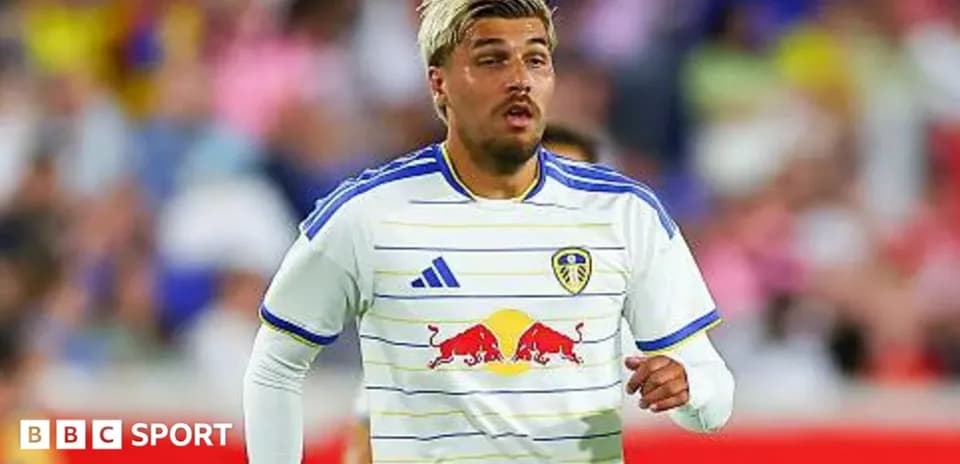 Player in Leeds United kit running on field