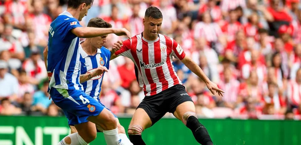 Espanyol and Athletic Club players battling for the ball